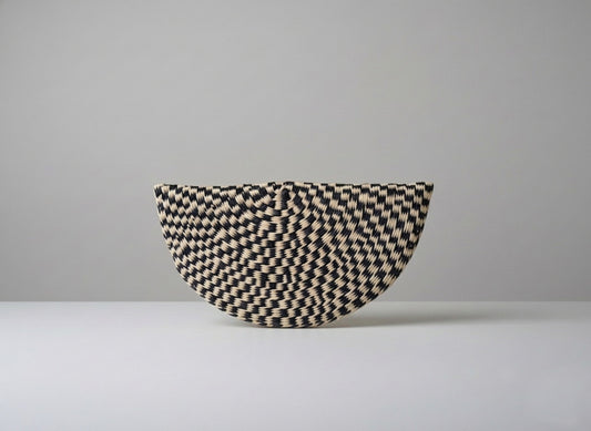 Toquilla Straw Half Moon Clutch – Black & Natural Woven Bag, Handwoven Artisan Ecuador Purse, Statement Evening Clutch